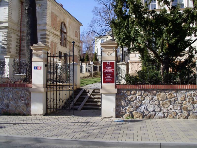 Soubor:Regionalni knihovna Teplice vstup.jpg