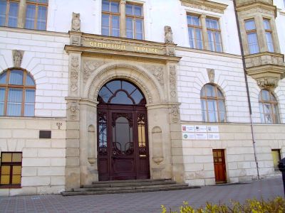 Gymnazium Teplice vchod.jpg