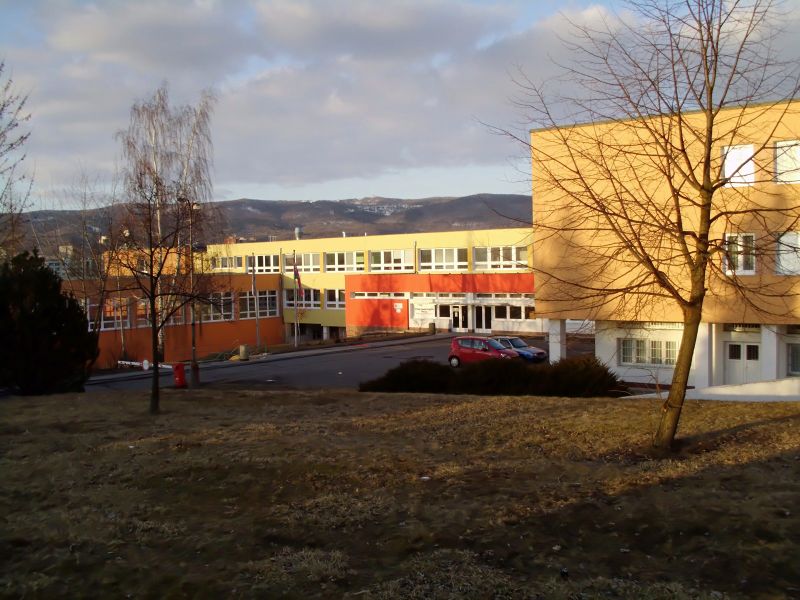 Soubor:Stredni skola stavebni Teplice celkove.jpg
