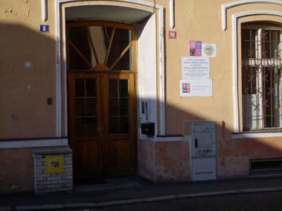 Stredni zdravotni skola Teplice vstup.jpg